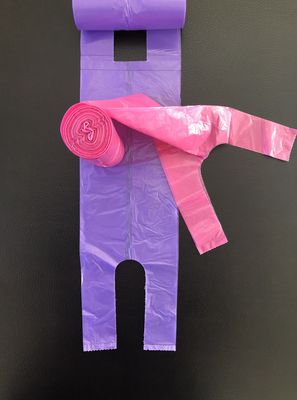 Sacos de compras da camisa de T no uso do escritório e da casa do rolo, no rosa e no roxo, balde do lixo da tabela