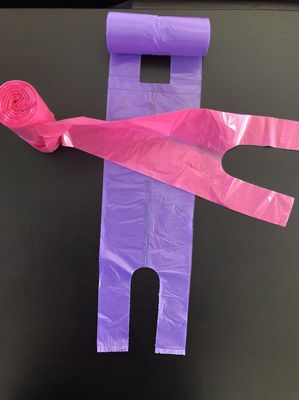 Sacos de compras da camisa de T no uso do escritório e da casa do rolo, no rosa e no roxo, balde do lixo da tabela